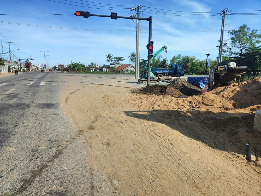 Hình ảnh cát vương vãi ra mặt đường mà người dân phản ánh gửi đến cơ quan chức năng