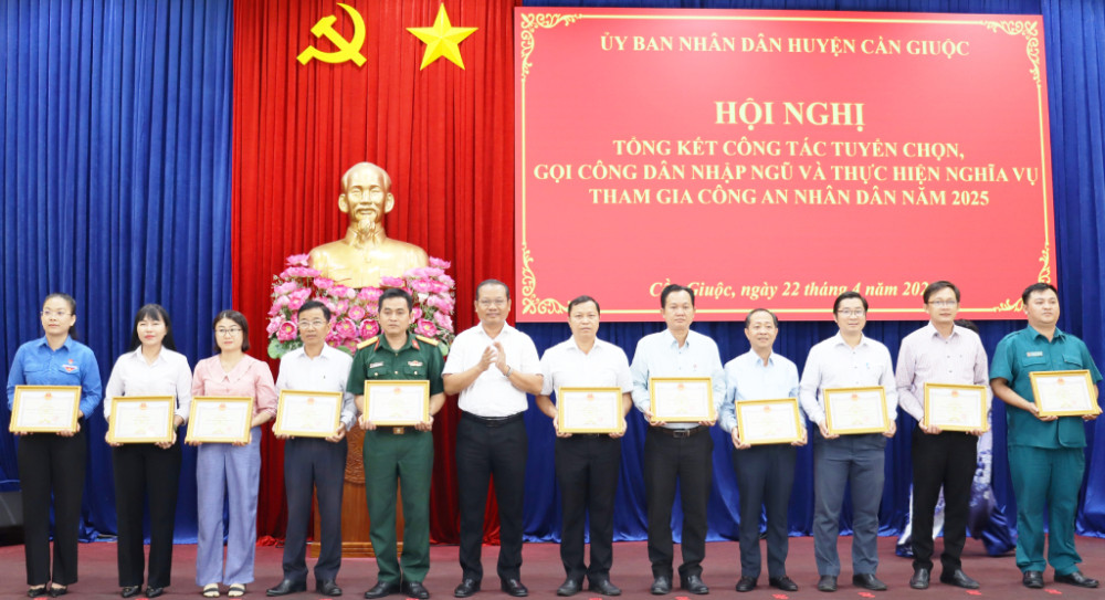 Bí thư Huyện ủy Cần Giuộc - Trương Thanh Liêm trao giấy khen cho các tập thể