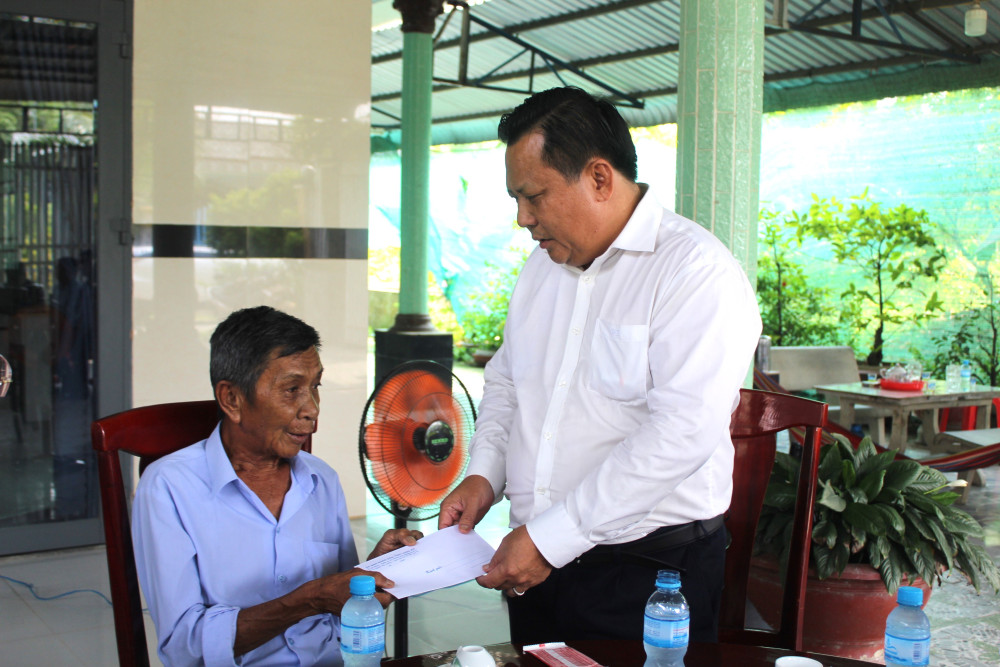 Phó Chủ tịch UBND tỉnh – Huỳnh Văn Sơn tặng quà cho ông Nguyễn Văn Nề