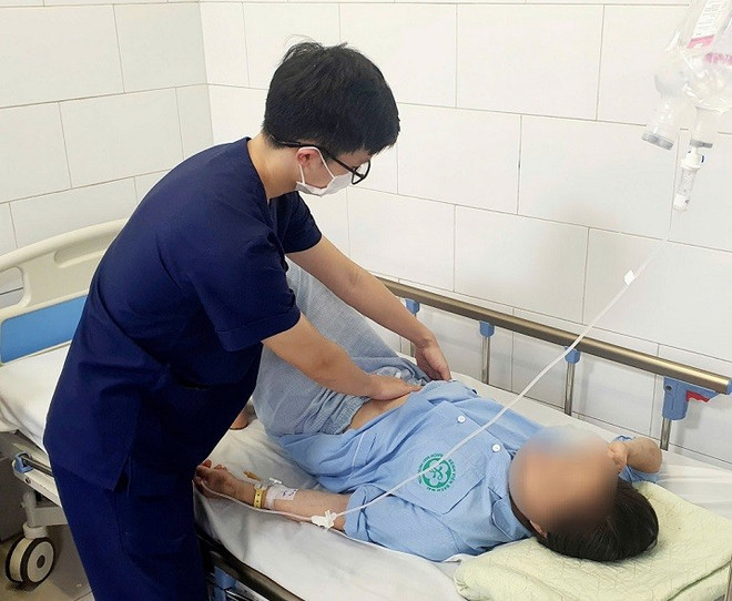 Bác sỹ thăm khám cho bệnh nhân. (Ảnh: PV/Vietnam+)