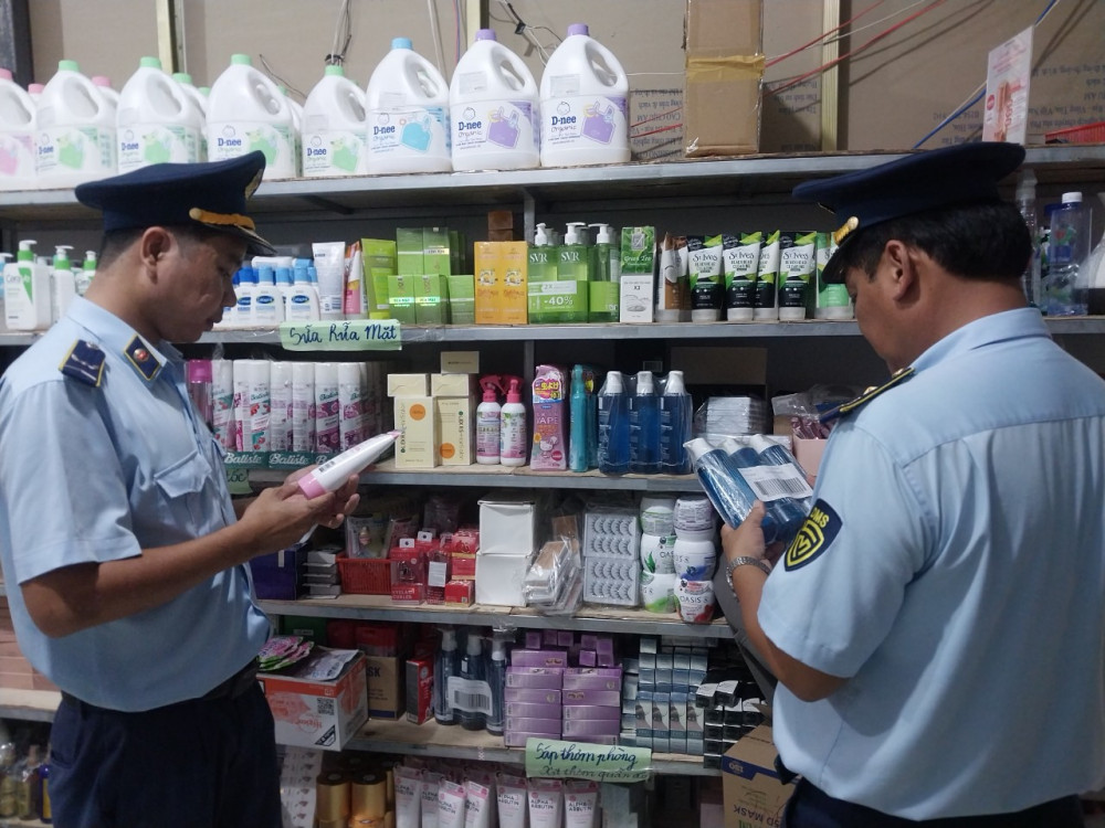 Lực lượng Quản lý thị trường tỉnh kiểm tra hàng hóa bày bán trên thị trường