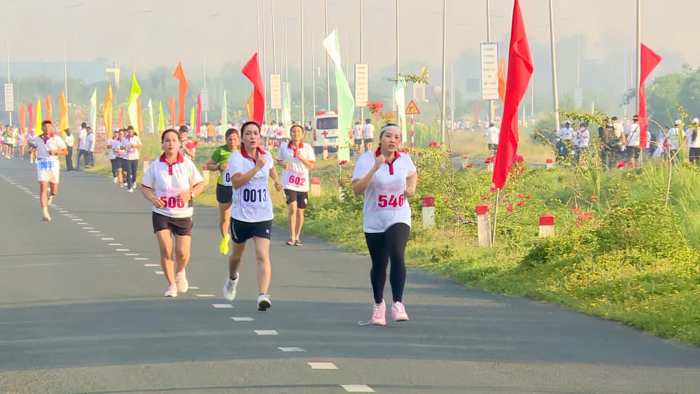 Các vận động viên thi đấu nhiệt huyết, quyết tâm chiến thắng