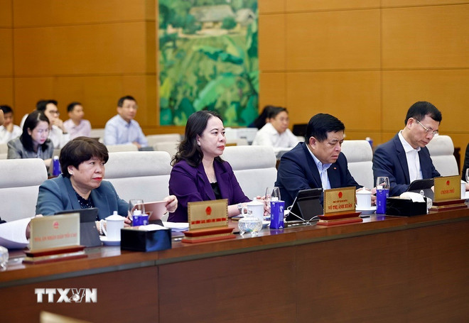 Phó Chủ tịch nước Võ Thị Ánh Xuân, Phó thủ tướng Chính phủ Nguyễn Chí Dũng và đại biểu dự Phiên họp (Ảnh: Doãn Tấn/TTXVN)