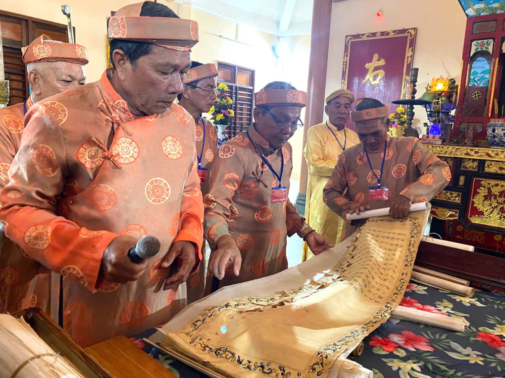 Hiện đình Tân Chánh vẫn còn lưu giữ 176 sắc phong và 3 chiếu chỉ của vua Gia Long và Minh Mạng