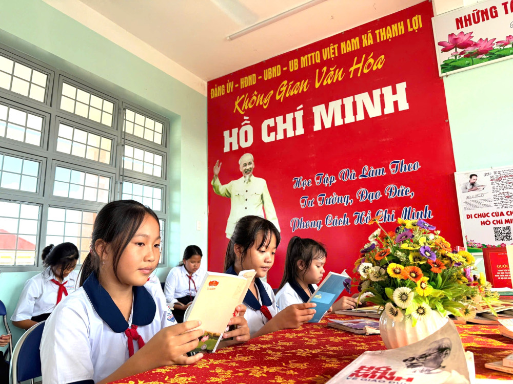 Học sinh Trường Tiểu học và THCS Lê Văn Tưởng (xã Thạnh Lợi, huyện Bến Lức) tìm hiểu tư liệu về Bác tại Không gian văn hóa Hồ Chí Minh