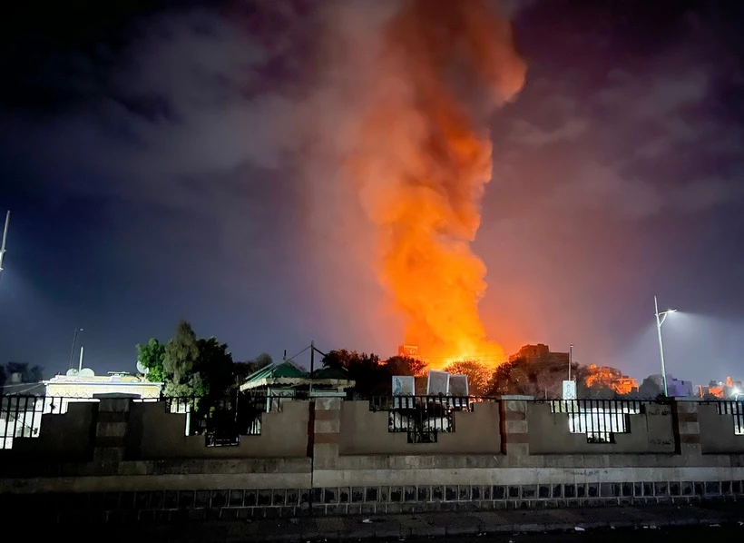 Khói lửa bốc lên sau một cuộc không kích tại Sanaa, Yemen. (Ảnh: THX/TTXVN)