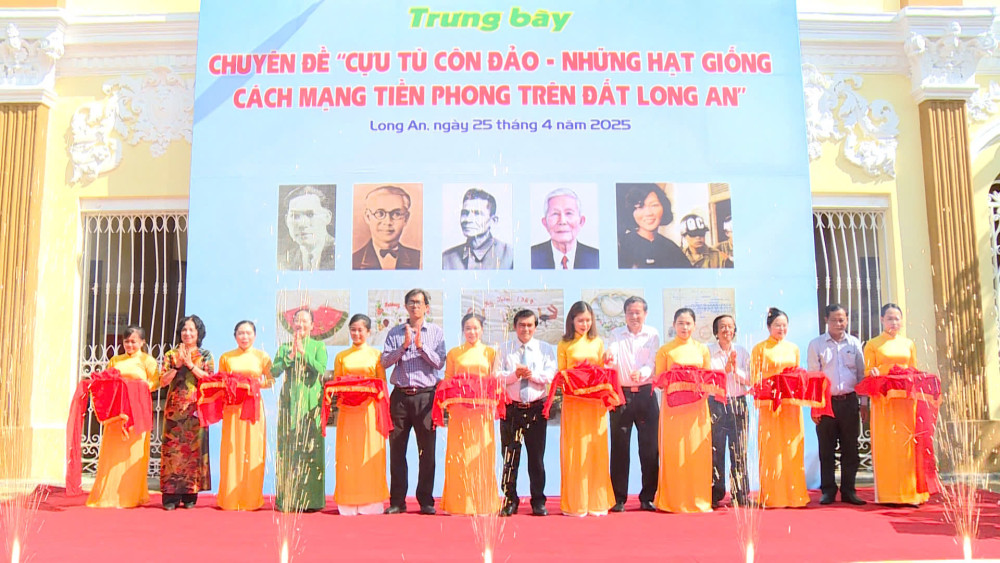 Các đại biểu cắt băng khai mạc 