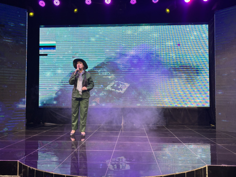 Ca sĩ doanh nhân Bích Thủy trình bài ca khúc “Hành khúc ngày và đêm”