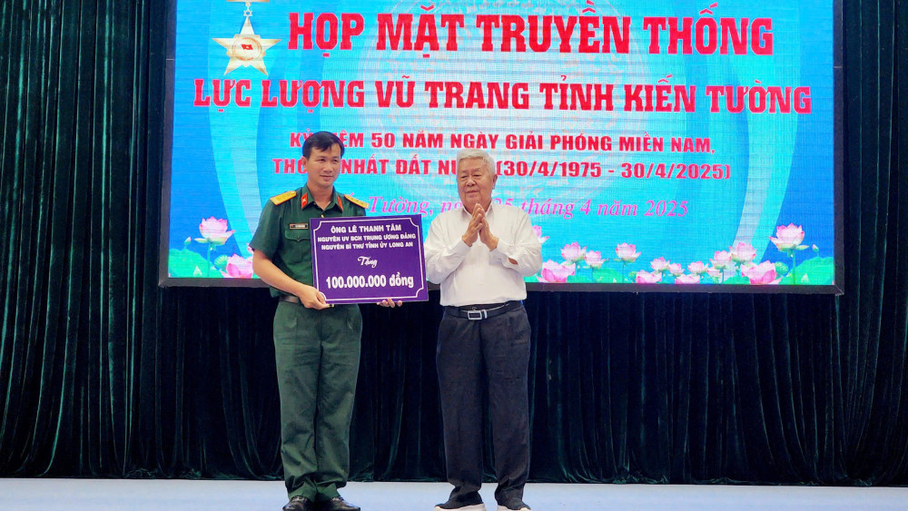 Nguyên Bí thư Tỉnh ủy Long An - Lê Thanh Tâm trao bảng tượng trưng kinh phí hỗ trợ xây dựng nhà Đồng đội cho Ban Chỉ huy Quân sự thị xã Kiến Tường