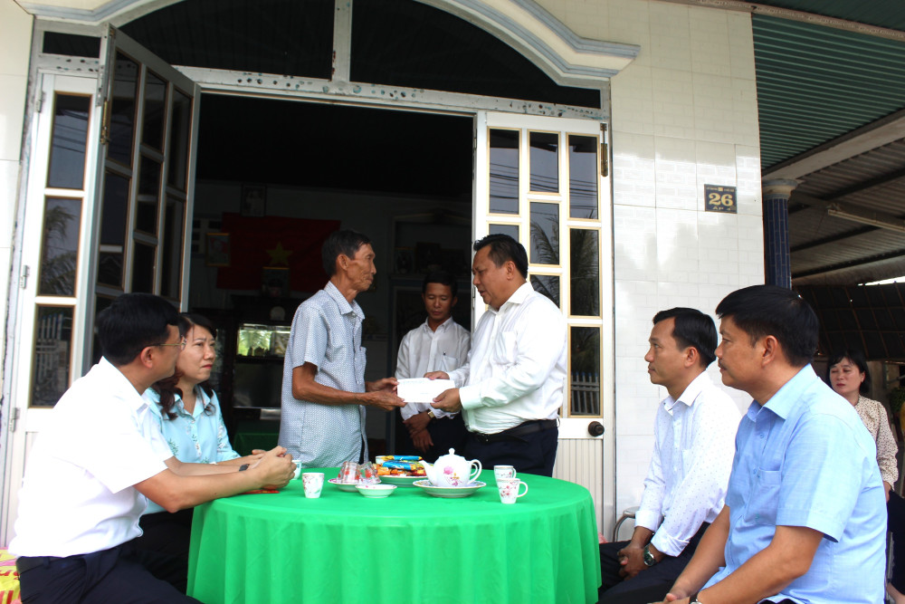 Đoàn đến thăm và tặng quà cho ông Nguyễn Văn Tầm