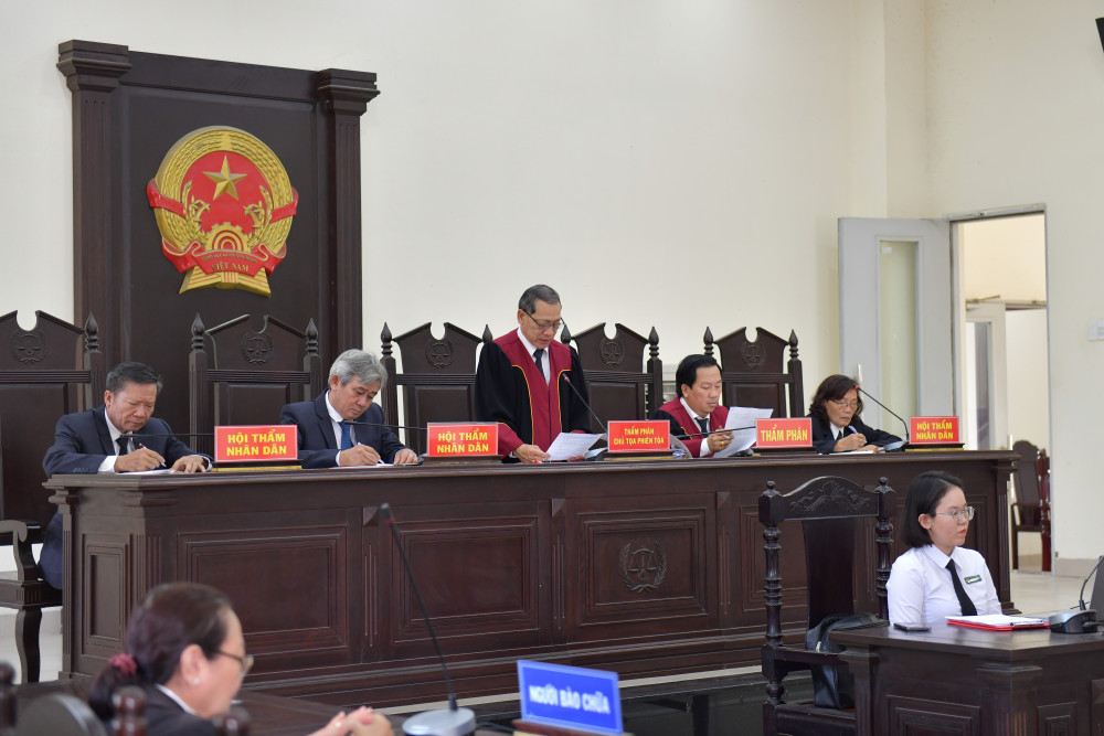 Hội đồng xét xử Tòa án nhân dân tỉnh tuyên phạt bị cáo Trí mức án 20 năm 6 tháng tù cho 3 tội danh