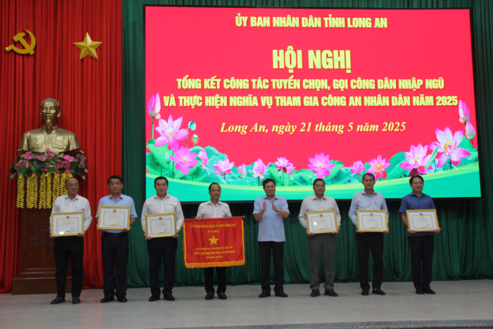 Nhiều tập thể, cá nhân được khen thưởng vì có thành tích xuất sắc trong công tác tuyển chọn, gọi công dân nhập ngũ và thực hiện nghĩa vụ tham gia công an nhân dân năm 2025.