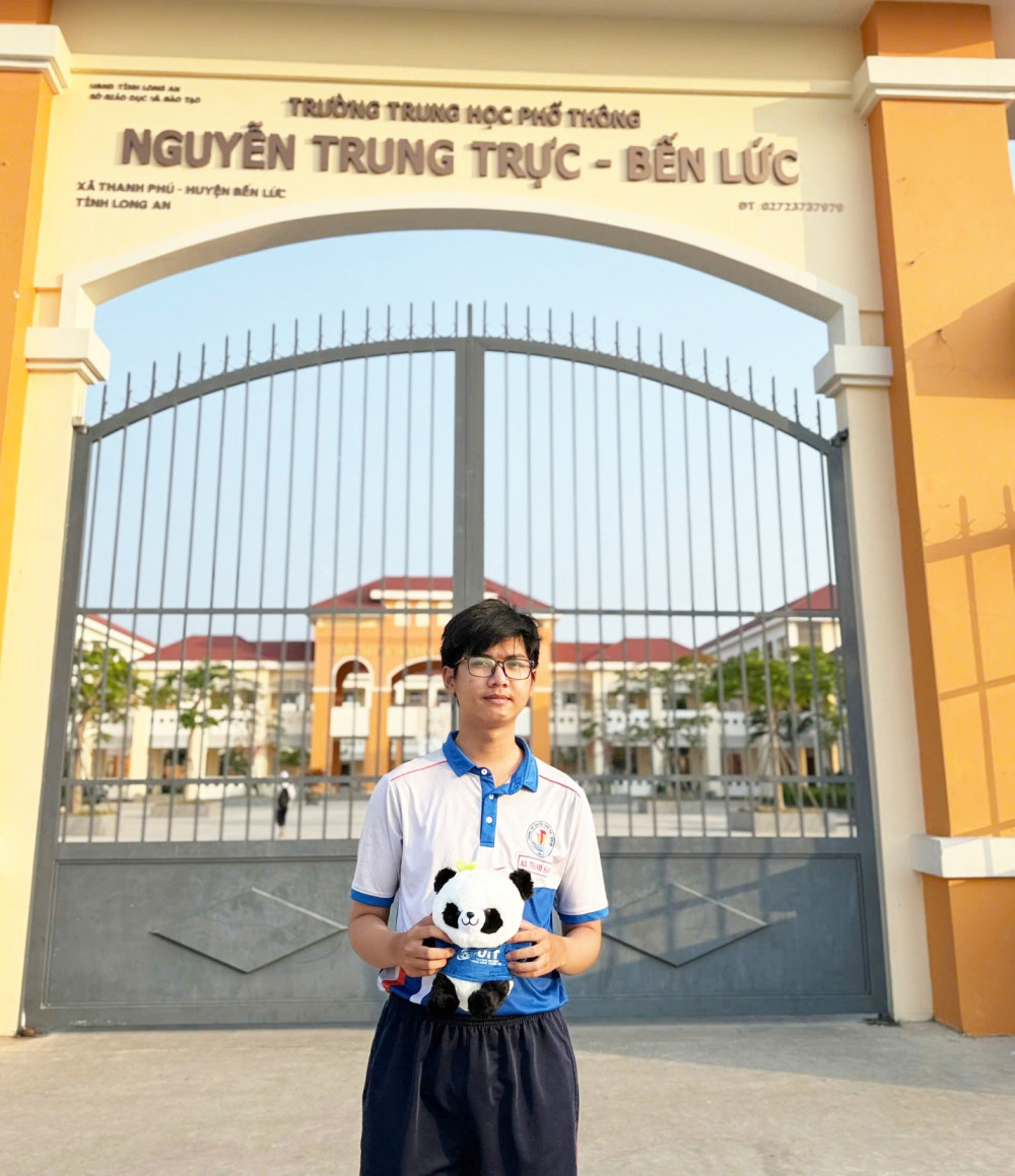 Phạm Thanh Sang - học sinh lớp 12A3, Trường THPT Nguyễn Trung Trực - Bến Lức (huyện Bến Lức), học theo Bác ở tinh thần chăm chỉ trong học tập