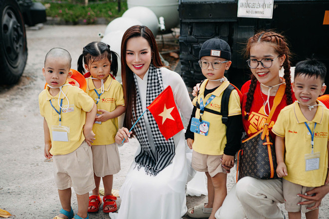 Những du khách nhí tham quan Dinh Độc lập, Thành phố Hồ Chí Minh trong kỳ nghỉ ý nghĩa. (Ảnh: CTV/Vietnam+)