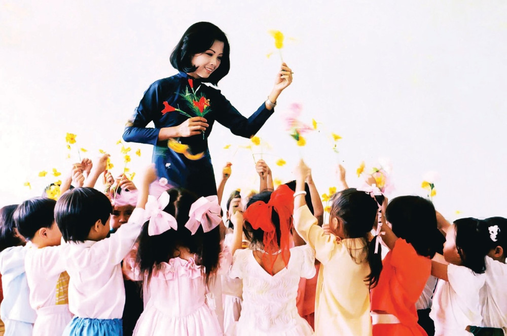 Tác phẩm niềm vui của cô, tác giả Nghệ sĩ nhiếp ảnh Nguyễn Lành đoạt Giải thưởng Văn học Nghệ thuật Nguyễn Thông lần 1, năm 2001