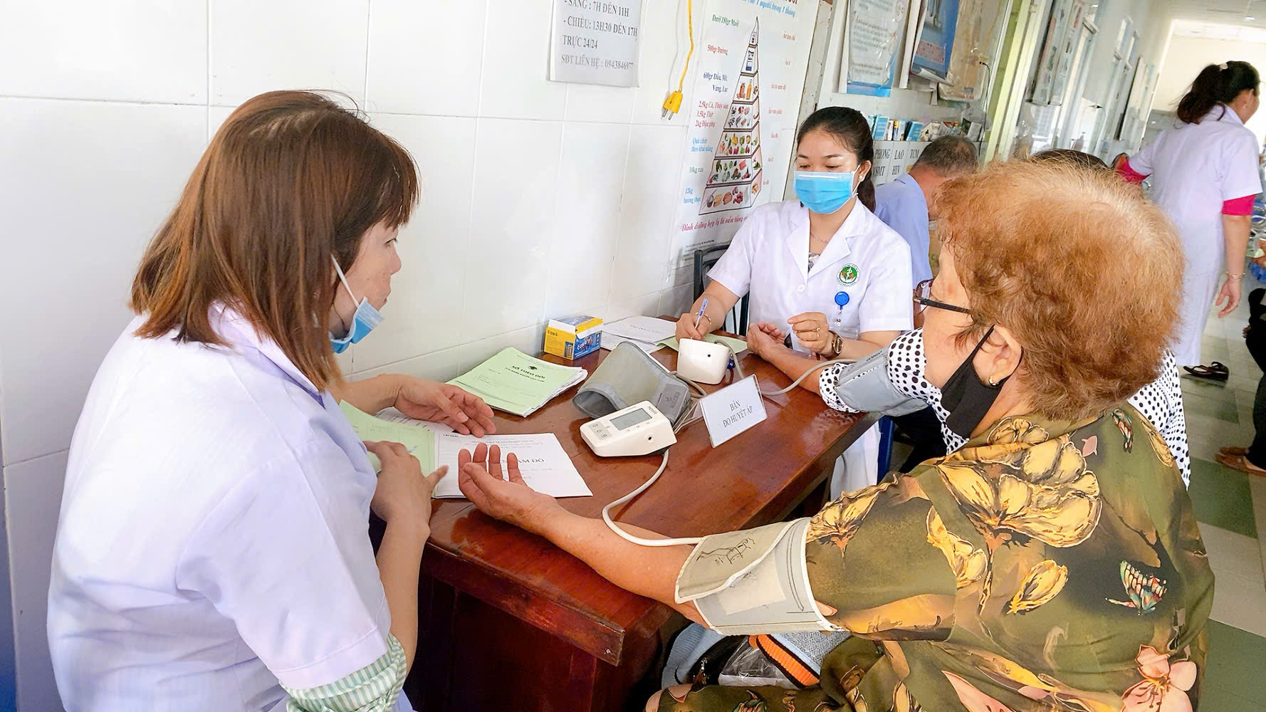 Người dân trên địa bàn xã Lợi Bình Nhơn (TP.Tân An), nhất là người cao tuổi được quan tâm bảo vệ, chăm sóc sức khỏe ngày càng toàn diện