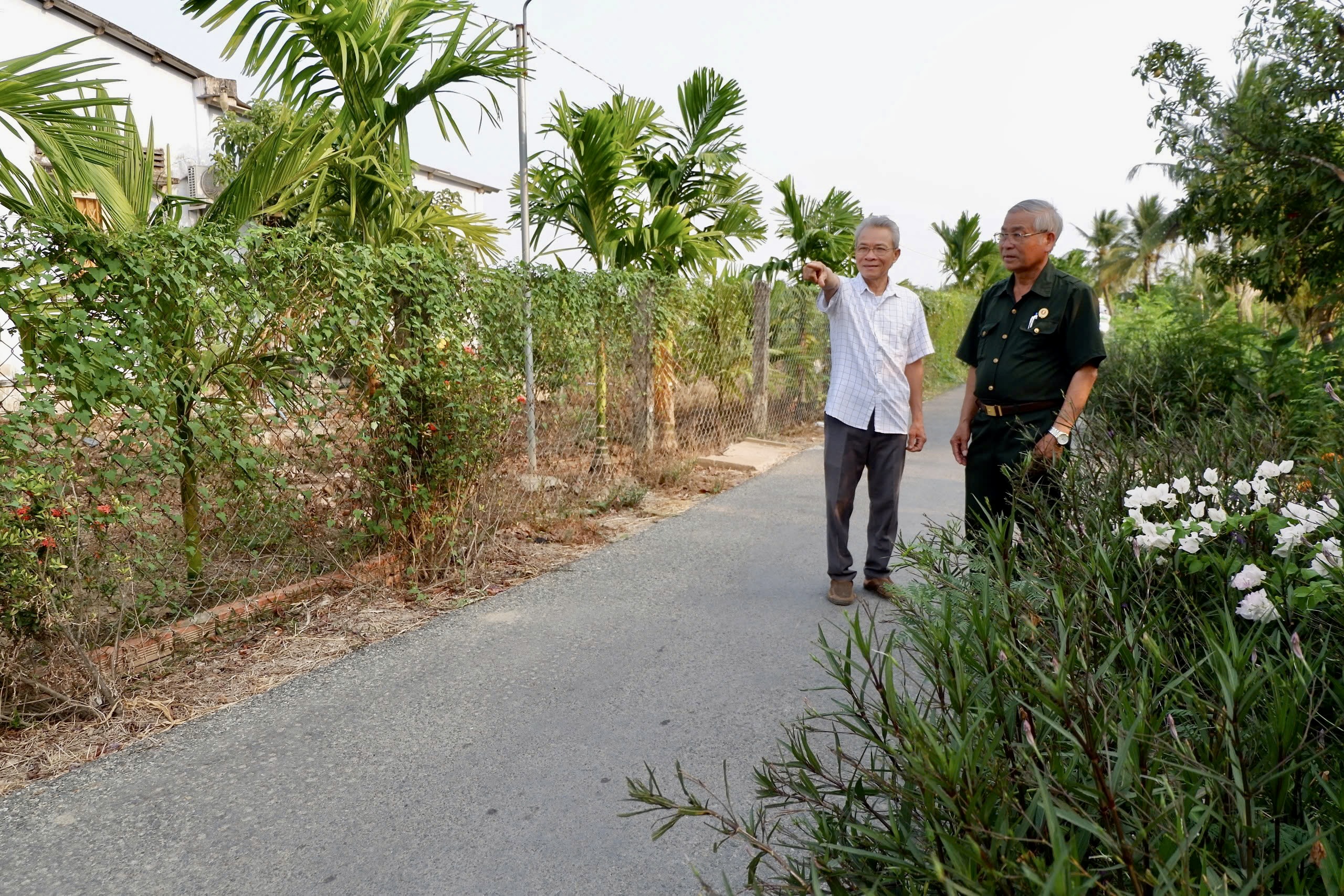 Cựu thanh niên xung phong Huỳnh Thái Bình (bên trái, ấp Long Thành, xã Long Trì, huyện Châu Thành)