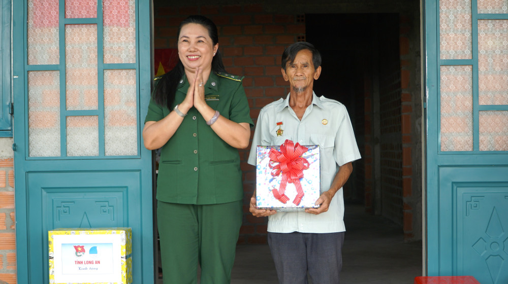 Đơn vị tài trợ và lãnh đạo địa phương trao tặng quà cho ông Lê Văn Đê