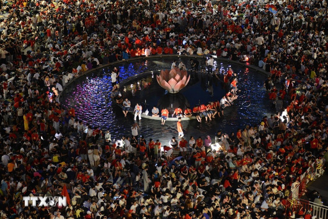 Hàng chục nghìn người đổ về trung tâm Thành phố Hồ Chí Minh dự Lễ kỷ niệm, diễu binh, diễu hành 50 năm Giải phóng miền Nam, thống nhất đất nước. (Ảnh: TTXVN)