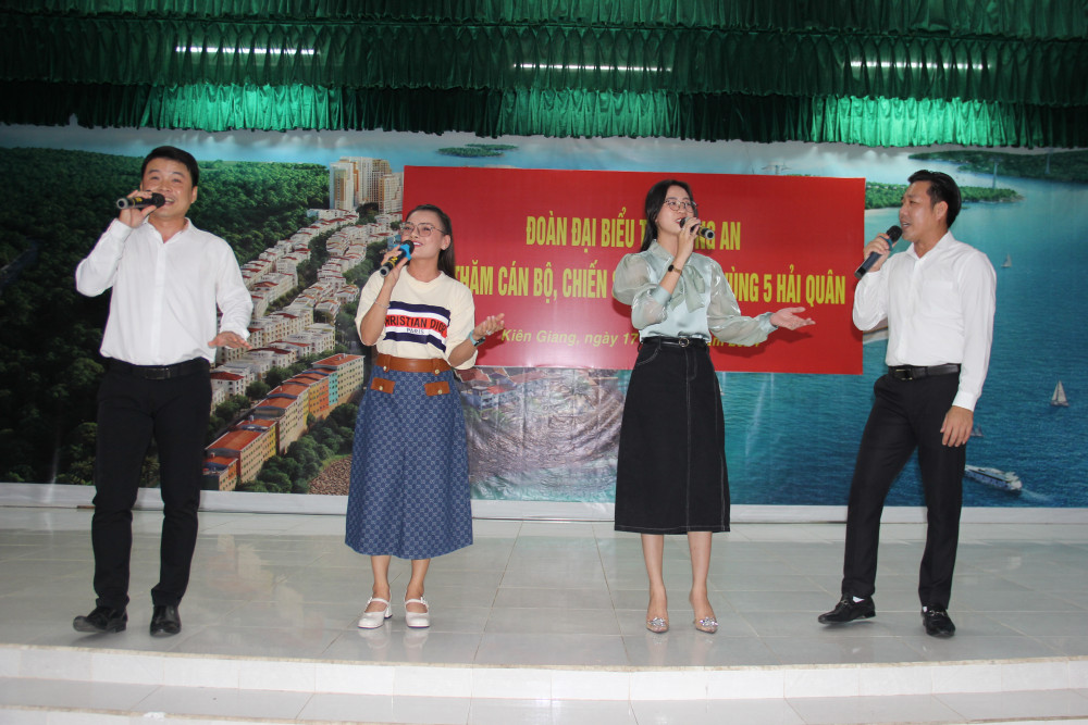 Đờn ca tài tử, cải lương là niềm tự hào của người dân Long An, góp phần giữ gìn bản sắc văn hóa tỉnh nhà (Trong ảnh: Các nghệ sĩ thuộc Đoàn Nghệ thuật Cải lương Long An biểu diễn tại Vùng 5 Hải quân)