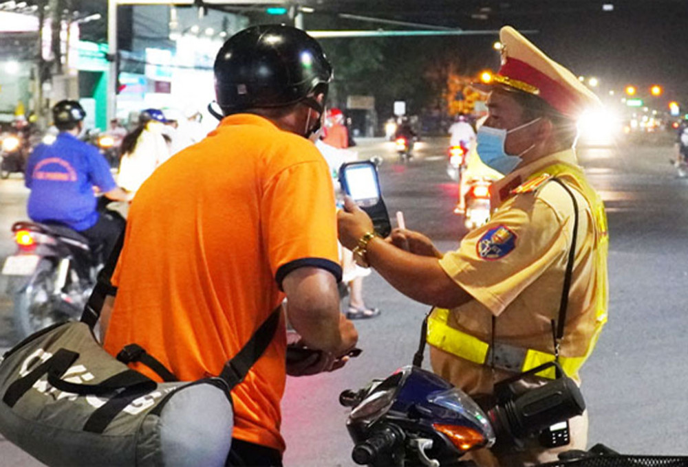 Cảnh sát giao thông kiểm tra nồng độ cồn người điều khiển phương tiện tham gia giao thông