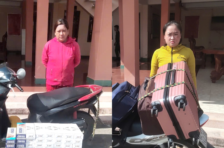 Hai người phụ nữ cùng xe môtô và tang vật (ảnh C.A)