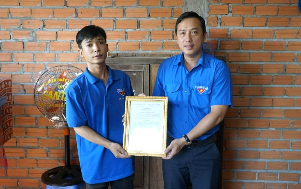 Bí thư Tỉnh Đoàn - Trần Hải Phú trao quyết định tặng Nhà tình bạn cho anh Nguyễn Tuấn Khanh