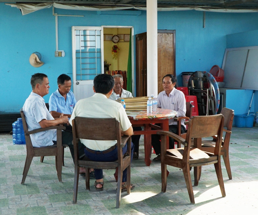 Một buổi sinh hoạt của Chi bộ ấp 1, xã Tân Phước Tây, huyện Tân Trụ