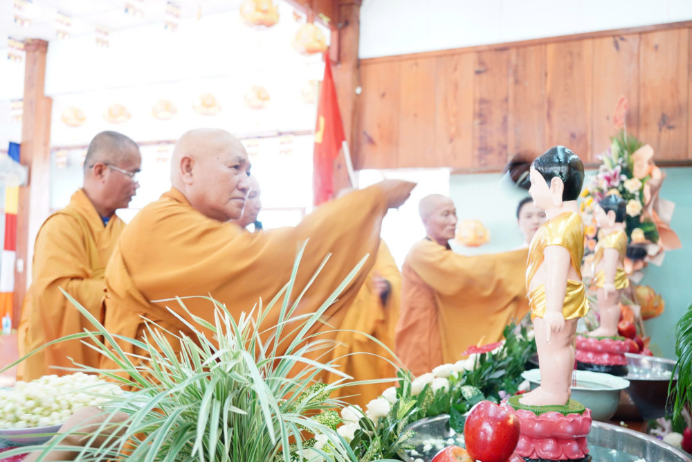 Thực hiện nghi lễ trong Đại lễ Phật đản