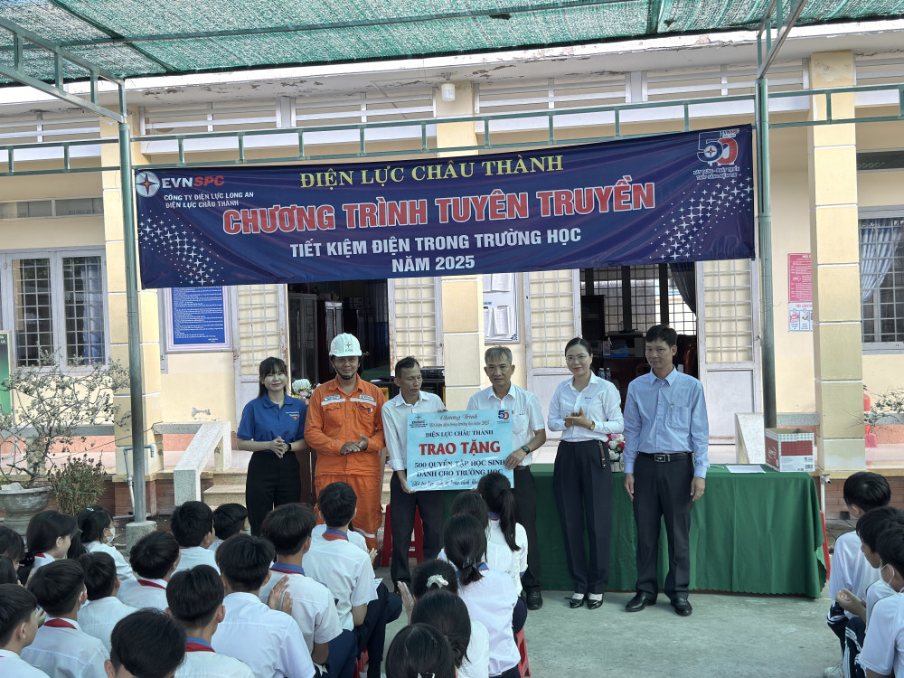 Điện lực Châu Thành trao tặng tập cho học sinh có hoàn cảnh khó khăn
