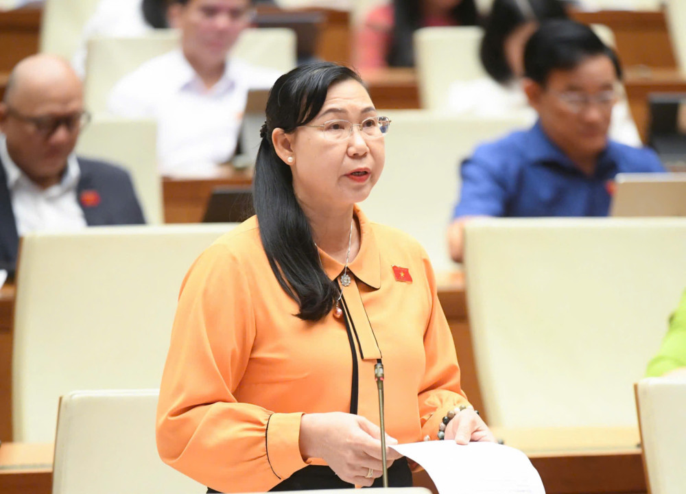 Đại biểu Phan Thị Mỹ Dung - Giám đốc Sở Tư pháp tỉnh Long An, đóng góp dự án Luật sửa đổi, bổ sung một số điều của Bộ luật Hình sự