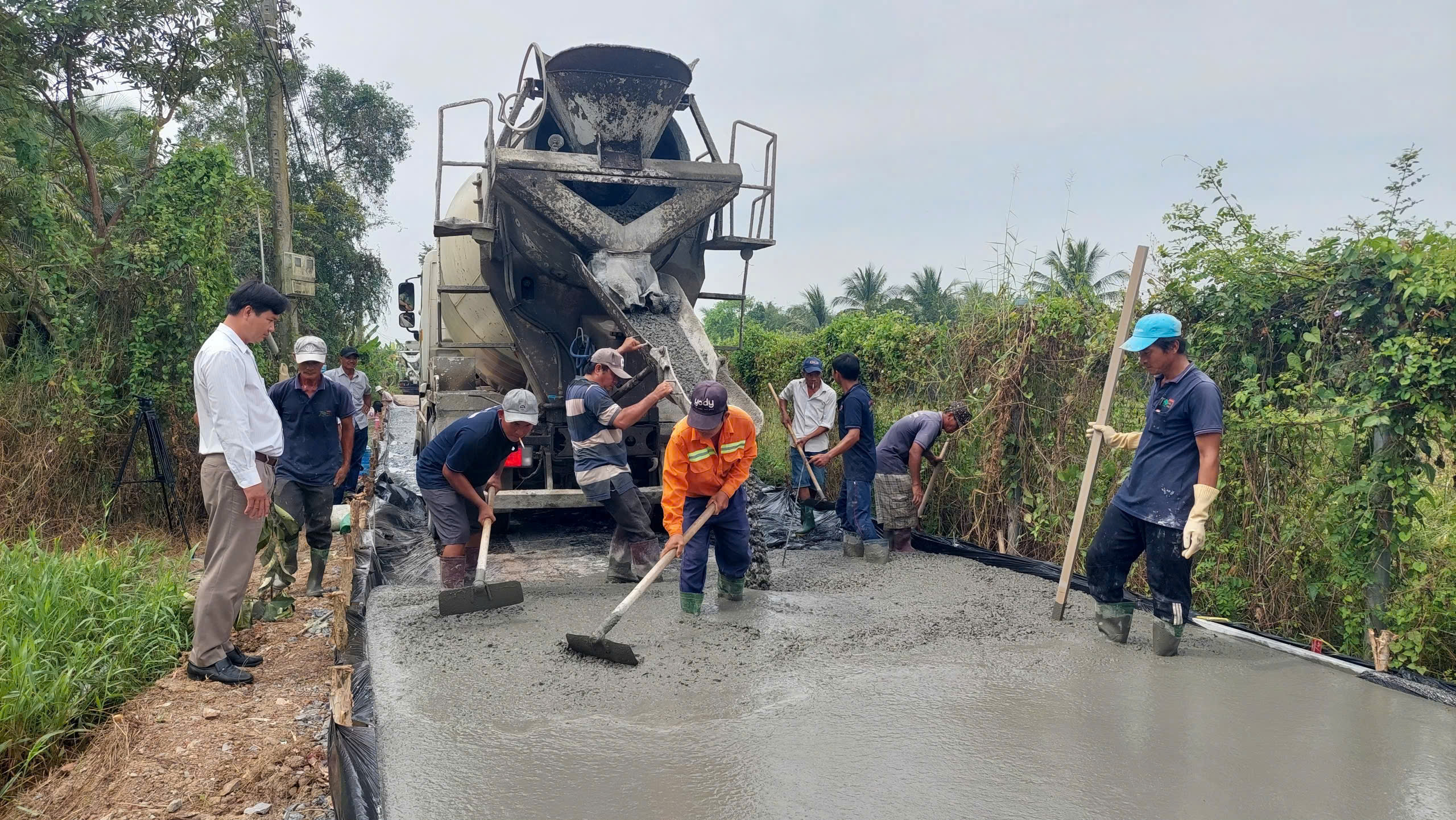 Đề án thí điểm hỗ trợ bêtông đầu tư các tuyến đường giao thông nông thôn trên địa bàn xã Lợi Bình Nhơn(TP.Tân An) được thực hiện theo phương châm “Dân biết, dân bàn, dân làm, dân kiểm tra”