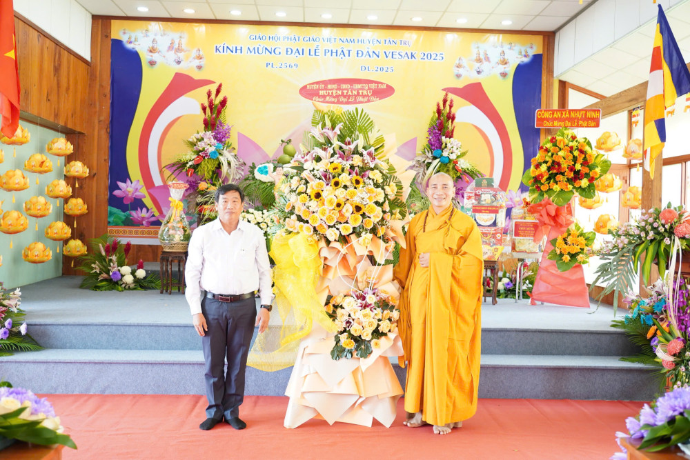 Phó Bí thư Thường trực Huyện ủy, Chủ tịch HĐND huyện Tân Trụ - Tô Văn Cư tặng hoa chúc mừng Đại lễ Phật đản