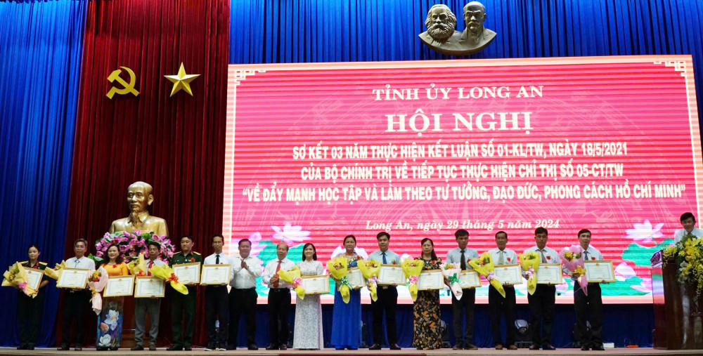 Lãnh đạo tỉnh khen thưởng các điển hình tiên tiến qua 3 năm thực hiện Kết luận số 01 của Bộ Chính trị