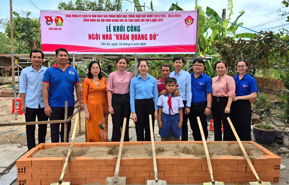 Khởi công xây dựng nhà Khăn quàng đỏ cho em Võ Tấn Phát (Trường Tiểu học Ngãi Lợi, xã Lợi Bình Nhơn, TP.Tân An)