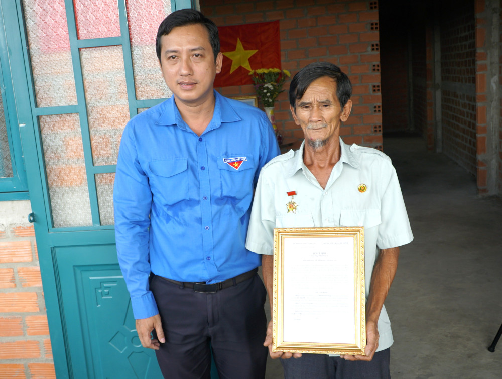 Bí thư Tỉnh Đoàn - Trần Hải Phú trao quyết định tặng nhà nhân ái cho ông Lê Văn Đê