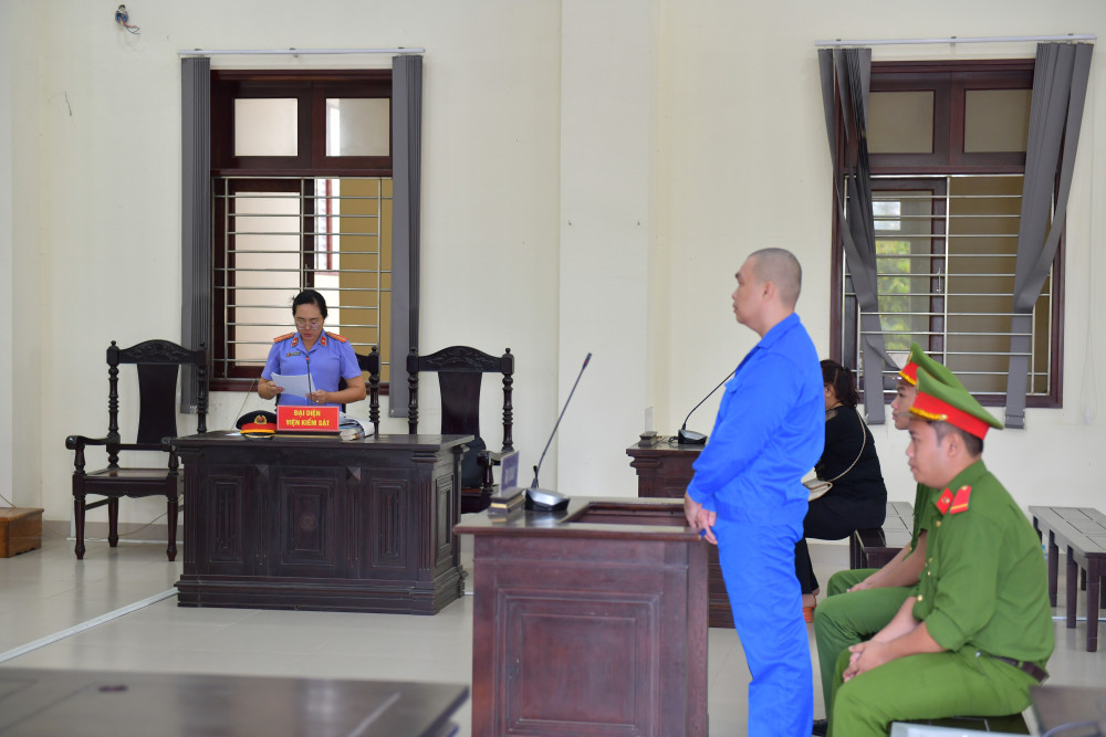 Đại diện Viện kiểm sát công bố bản cáo trạng tại phiên tòa