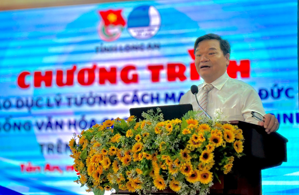 Trưởng phòng Thông tin, tuyên truyền, báo chí - xuất bản, Ban Tuyên giáo và Dân vận Tỉnh ủy – Hồ Văn Tùng báo cáo chuyên đề tại chương trình