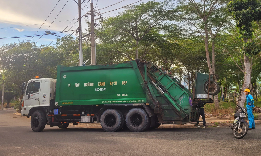 Thu gom rác tại một khu vực tại TP.Tân An