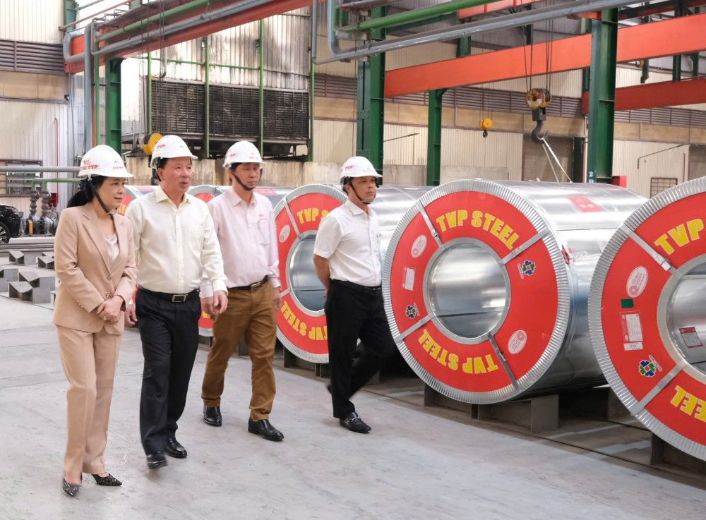 Phó Bí thư Tỉnh ủy, Chủ tịch UBND tỉnh - Nguyễn Văn Út (thứ 2, trái qua) cùng đại diện sở, ngành, địa phương thăm, tìm hiểu hoạt động sản xuất tại Công ty Cổ phần thép TVP (huyện Bến Lức)