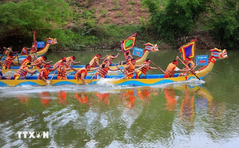 Các đội đua bứt phá tại Lễ hội Bơi Chải An Châu năm 2025. (Ảnh: Danh Lam/TTXVN)