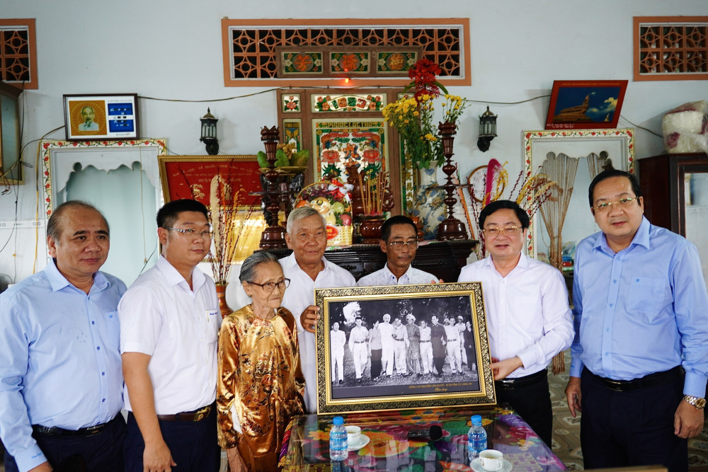 Đoàn công tác trao quà cho gia đình Anh hùng lực lượng vũ trang Huỳnh Văn Đảnh