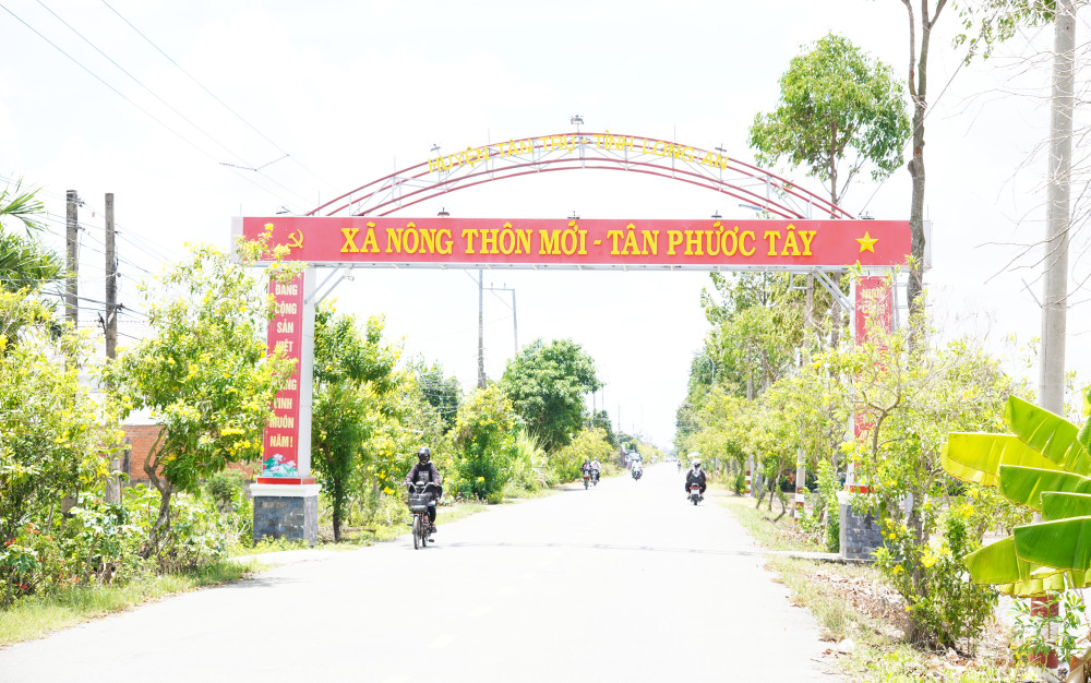 Đường quê ấp 1, xã Tân Phước Tây, huyện Tân Trụ