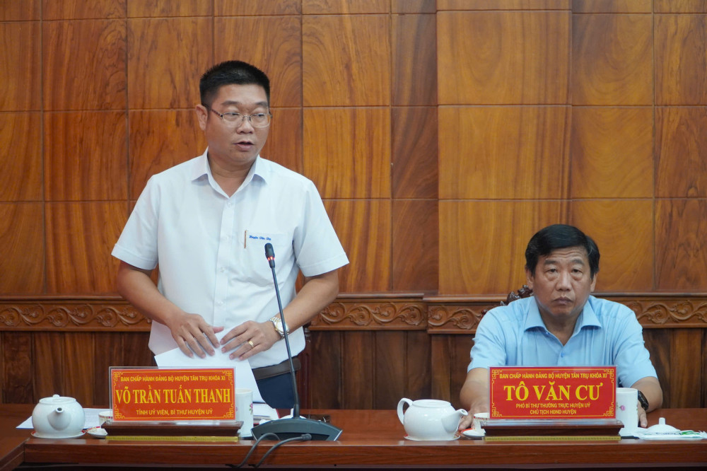 Bí thư Huyện uỷ Tân Trụ - Võ Trần Tuấn Thanh báo cáo nhanh về công tác sắp xếp đơn vị hành chính