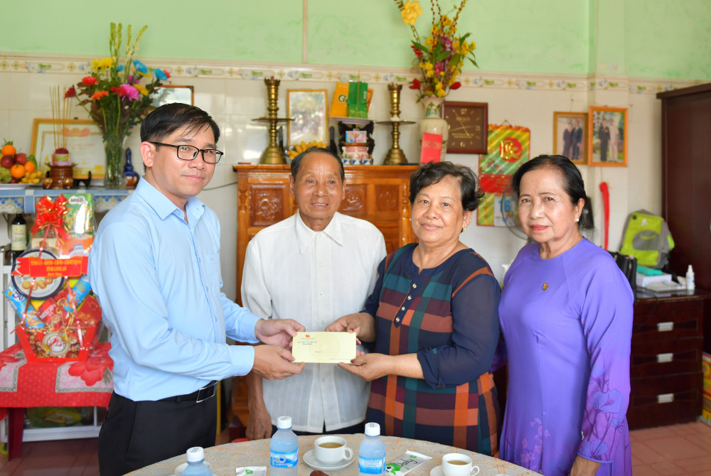 Đoàn đến thăm gia đình thân nhân nhà báo liệt sĩ Đỗ Văn Chiến