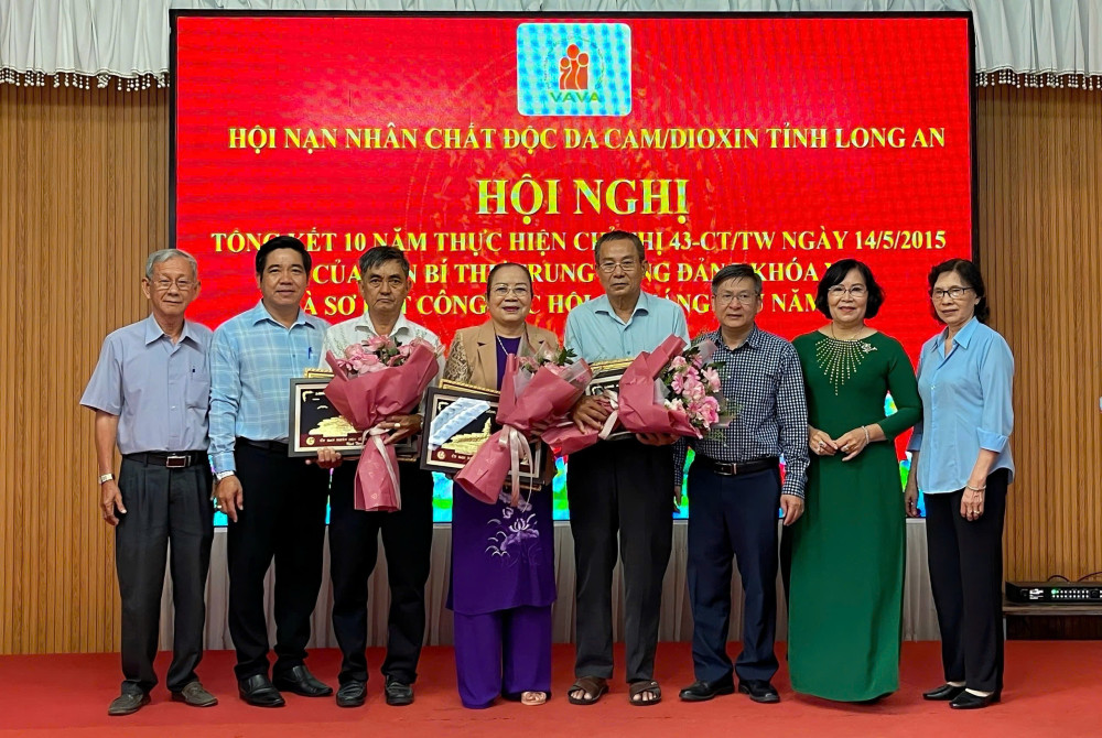 Hội Nạn nhân chất độc da cam/Dioxin tỉnh trao Bằng khen của UBND tỉnh cho các tập thể, cá nhân có thành tích tiêu biểu