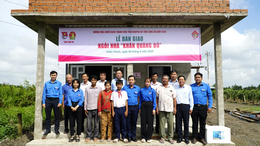 Tỉnh Đoàn, Hội đồng Đội tỉnh Long An trao nhà Khăn quàng đỏ cho em Nguyễn Tấn Thành