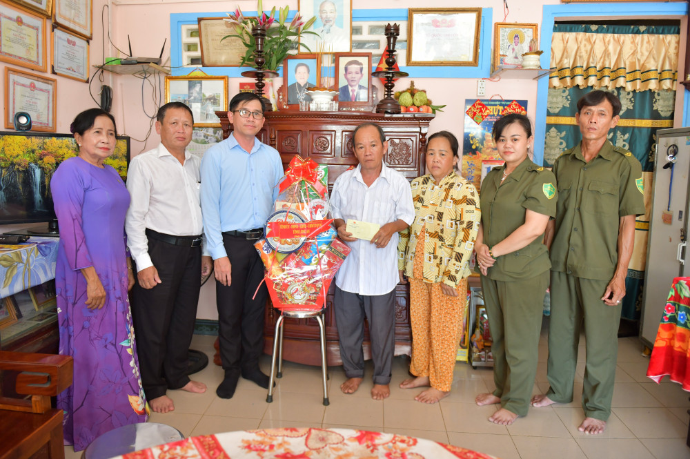 Đoàn đến thăm gia đình thân nhân nhà báo liệt sĩ Nguyễn Thanh Vân