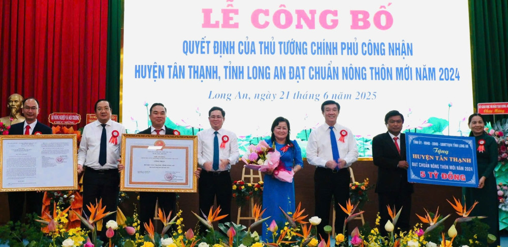 Lãnh đạo huyện Tân Thạnh nhận quyết định của Thủ tướng Chính phủ công nhận huyện đạt chuẩn nông thôn mới năm 2024 (ảnh: Chí Tâm)