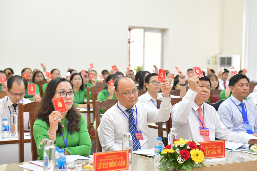 Đại biểu biểu quyết thông qua các chỉ tiêu Nghị quyết Đại hội